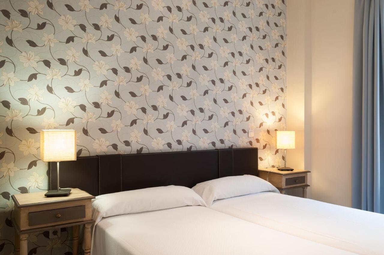 Apartamentos Las Cruces Севилья Экстерьер фото